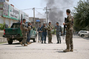 Militares afganos rodean los accesos a la zona del atentado, en Jalalabad.-GHULAMULLAH HABIBI (EFE)