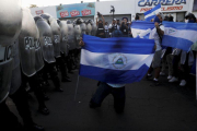 La Policía Nacional de Nicaragua bloqueó el paso a una manifestación.-ESTEBAN BIBA (EFE)