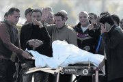 Mubarak saluda a sus seguidores al salir, en camilla, del tribunal para regresar al hospital militar de El Cairo.-Foto: REUTERS / ASMAA WAGUIH