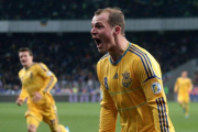Zozulya, en un partido con Ucrania, celebra un gol ante Francia.-
