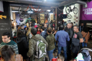 Familiares, amigos y vecinos del barrio acudieron ayer por la tarde a la fiesta de inauguración de La Estación de Bicicletas, situada en la calle del Rey Don Pedro.-ISRAEL L. MURILLO