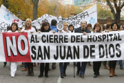 Los trabajadores de San Juan de Dios durante la manifestación en contra del cierre del centro del viernes.-RAÚL G. OCHOA