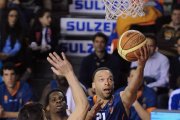 Jeff Xavier entra a canasta ante el jugador burgalés de Cocinas.com José Manuel Coego-Israel L. Murillo