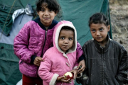 Unos niños refugiados, en un campo improvisado en la isla griega de Samos.-AFP / LOUISA GOULIAMAKI