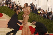 Beyoncé Knowles, con brillos de silicona en nude, se deja colocar el vestido de látex.-LUCAS JACKSON / REUTERS