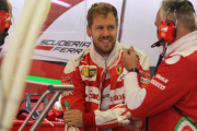 Sebastian Vettel dialoga con miembros del equipo Ferrari, en México.-ULISES RUIZ BASURTO
