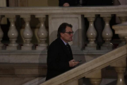 Artur Mas sube las escaleras del Parlament, antes del pleno.-ALBERT BERTRAN
