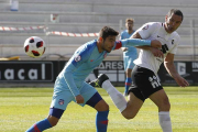DiegoCervero forcejea con un jugador del Atlético de Madrid B.-SANTI OTERO