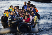 Una balsa con inmigrantes en el Mediterráneo.-/ DIMITAR DILKOFF (AFP)