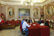 El alcalde preside la mesa en la que están presentes representantes de los sindicatos y la patronal.-RAÚL G. OCHOA