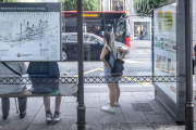 Un grupo de pasajeros espera el autobús en una parada de la calle Vitoria.-ISRAEL L. MURILLO