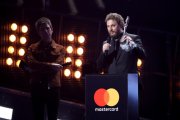 Duncan Jones, recibiendo el Brit Award dedicado a su padre, David Bowie.-Mike Marsland / WireImage