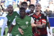 Samu Obeng defendido por Oriol Rey, capitán rojillo en la tarde del sábado. LALIGA