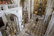 La arquitectura gótica de la iglesia de San Esteban abraza las piezas llegadas de toda la Diócesis.-Santi Otero