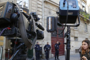 Cámaras de televisión apostadas frente al palacete donde han robado a Kim Kardashian.-AP / MICHEL EULER