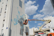 Dan Ferrer continuará con el mural hoy y mañana en la plaza Antonio José, en el corazón del barrio de Río Vena.-STARTER PROYECTOS CULTURALES