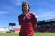 Aurtenetxe posa con la camiseta del CD Mirandés en Anduva.-
