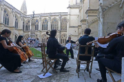 El claustro bajo de la Catedral se convirtió un año más en escenario para los alumnos y profesores que participan en la cita internacional.-Raúl Ochoa