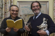 José María Izarra sujeta el libro divertido ante la ocurrencia de Juan Mons de salir con sus vacas.-Santi Otero