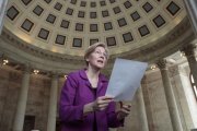 Elizabeth Warren, leyendo la carta fuera de la Cámara.-AP / J Scott Applewhite