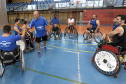 El técnico, Rodrigo Escudero, saluda a sus jugadores antes de iniciar la pretemporada, ayer, en el Talamillo.-ISRAEL L. MURILLO