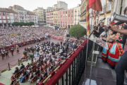 El músico burgalés Diego Galaz terminó su lectura del pregón con la interpretación de una pieza musical ante una Plaza Mayor abarrotada.-SANTI OTERO