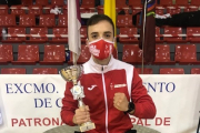 Álvaro Ibáñez posa con el trofeo. ECB