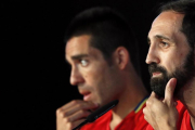 Juanfran y Bruno, en segundo término, en la concentración de España.-KAI FORSTERLING