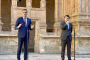 El presidente del Gobierno, Pedro Sánchez, junto al presidente de Castilla y León, Alfonso Fernández Mañueco, en la XXIV Conferencia de Presidentes en Salamanca. ICAL