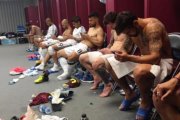 Los jugadores de Argentina, pendientes de sus teléfonos móviles tras la victoria sobre Venezuela.-INSTAGRAM