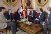 Imagen de la reunión celebrada ayer en Alcaldía.-ICAL