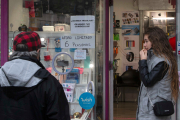 Un hombre espera fuera de un comercio de la zona centro que luce un cartel reclamando currículums para ofrecer un puesto de trabajo. RAÚL G. OCHOA