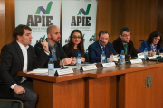 Portavoces de Economía de partidos políticos en el debate organizado por APIE. De izquierda a derecha, Manuel de la Rocha ( PSOE), Ignacio Álvarez (Podemos), Sol Sánchez (IU-Unidad Popular), Francisco de la Torre (Ciudadanos), Álvaro Nadal (PP).-MANUEL CASAMAYÓN / APIE