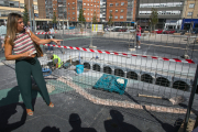 Carolina Blasco, junto a las catas que se están realizando en la plaza Santiago. TOMÁS ALONSO