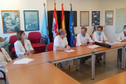 El equipo directivo del Santos Reyes se reunió ayer con el arquitecto, Carlos Sobrini. L.V.