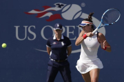 Garbiñe Muguruza devuelve un golpe a Magdalena Rybarikova en tercera ronda del Abierto de Estados Unidos.-AP / MICHAEL NOBLE JR