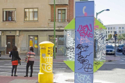 Pintadas en unas cabinas de teléfono en la esquina de Molinillo.-SERGIO ISAR