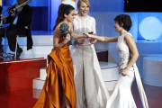 Macarena García y Cayetana Guillen Cuervo entregan a Anna Castillo el Goya a la mejor actriz revelación por 'El olivo'.-EFE