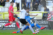 Instante en el que Goti dispara para batir a Belman en el minuto 41 de partido.-ISRAEL L. MURILLO