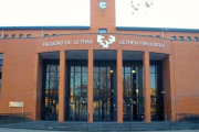 Fachada de la Facultad de Letras de la Universidad del País Vasco en Vitoria.-EL PERIÓDICO