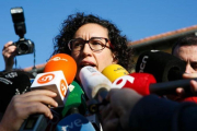 Marta Rovira, a las puertas de su colegio electoral, en Vic.-ANNA MAS