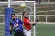 El goleador Alberto Castro (Real Burgos) disputa un balón aéreo con el defensor Sampedro (La Bañeza). SANTI OTERO