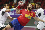 Juan Andreu trata de lanzar a portería, durante el partido entre España y Chile, en el Mundial de balonmano de Catar.-Foto: EFE / OLIVER WEIKEN