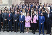 Foto de familia de los procuradores a los pies de la Catedral.-RAÚL G. OCHOA