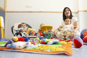 Tres bebés están con su monitora en la escuela infantil muncipal de Villalonquéjar.-RAÚL G. OCHOA