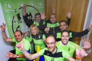 Un grupo de socios de la Asociación Burgalesa de Atletas Veteranos (Abave) posan con la equipación del club en la sede de la entidad-Israel L. Murillo