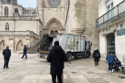 Un vehículo de recogida de basuras en la plaza del Rey San Fernando, el pasado sábado. ECB
