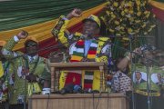 El presidente Emmerson Mnangagwa, en el cierre de campaña en Harare.-AP