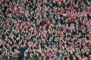 Aficionados del Bayern de Múnich animan a su equipo.-AFP / CRISTOF STACHE