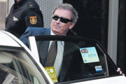 Jordi Pujol Ferrusola sube a un taxi tras declarar ante el juez Ruz.-Foto: DAVID CASTRO